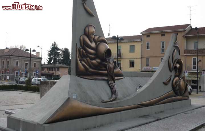 Immagine Monumento in centro a Sant'Agostino di Ferrara, Emilia-Romagna - © www.cittadeltartufo.com