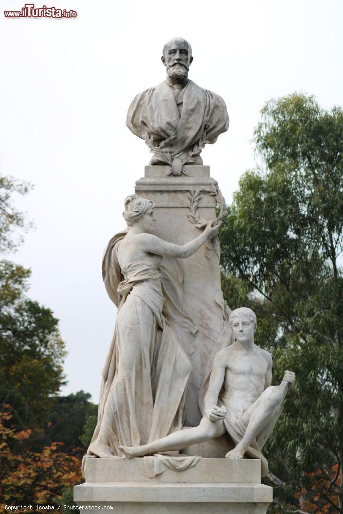Immagine Monumento in marmo a Sir William John Clarke a Melbourne, Australia, nei pressi della Parliament House - © icosha / Shutterstock.com