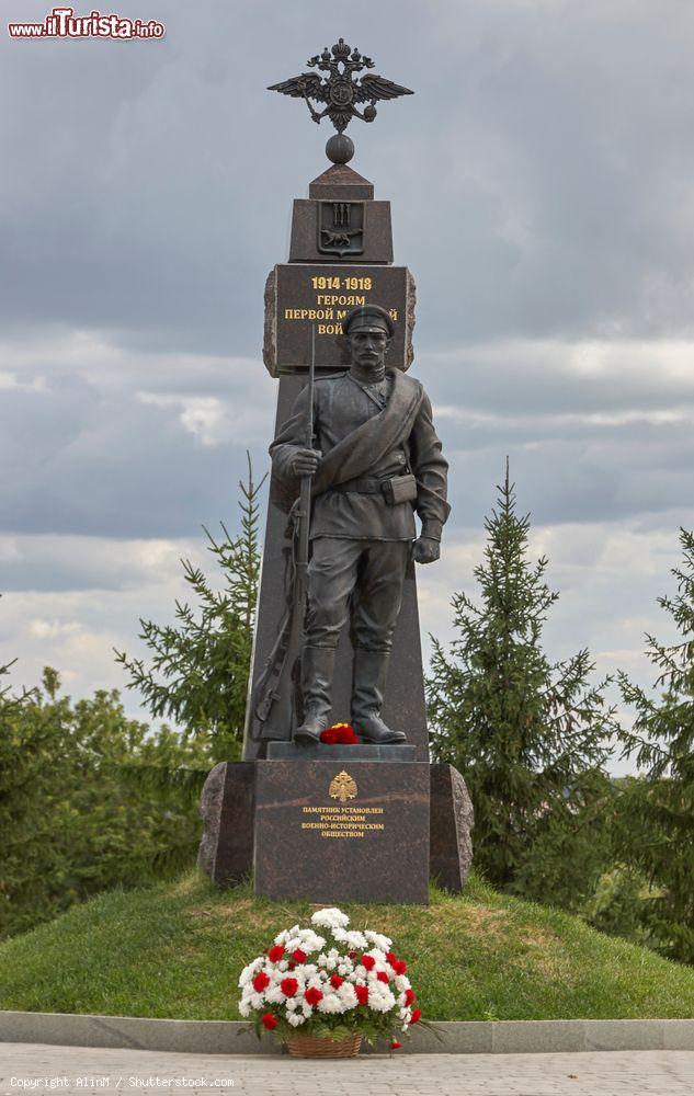 Immagine Monumento in marmo e bronzo ai soldati eroi della Prima Guerra Mondiale, Saransk, Russia - © AlinM / Shutterstock.com