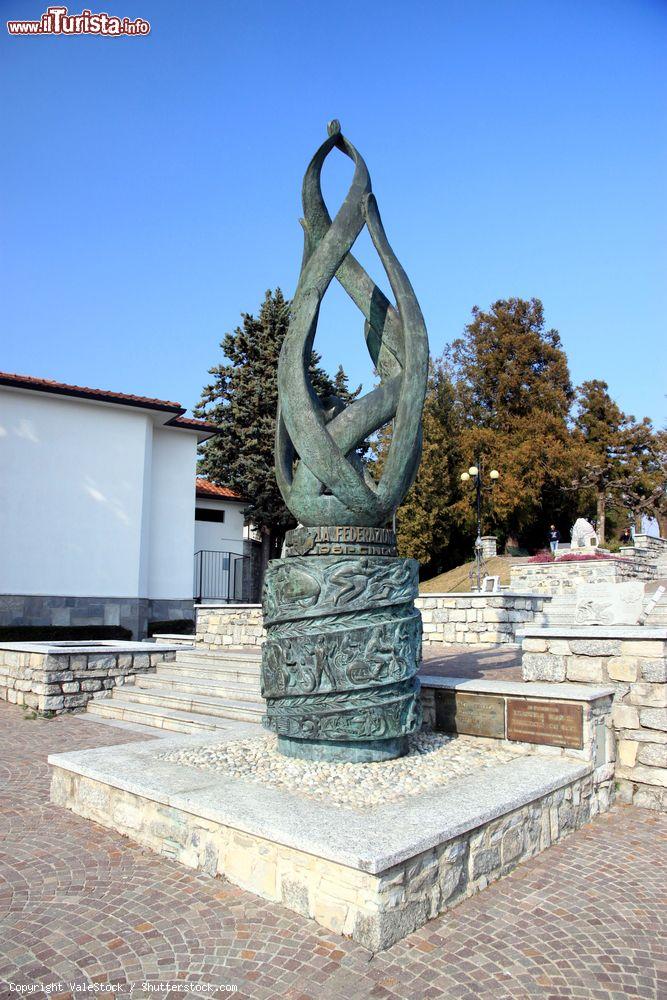 Immagine Monumento in onore ai motociclisti nel centro di Civenna, Lombardia. Questa graziosa località in provincia di Como, centro di villeggiatura con vocazione turistica, ospita un importante incontro annuale di moto - © ValeStock / Shutterstock.com