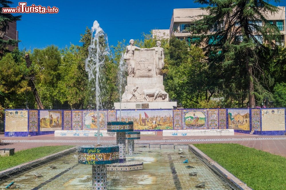 Immagine Il monumento in piazza Spagna a Mendoza, Argentina. La città è caratterizzata da ampi viali alberati e da un reticolo di vie rettilinee che si incrociano perpendicolarmente.