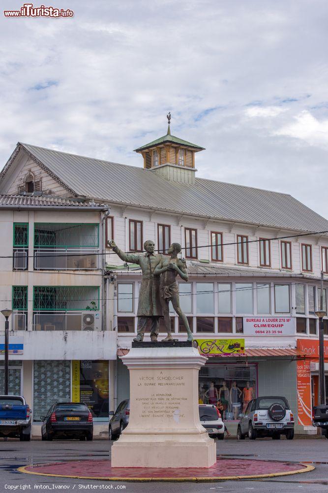 Immagine Monumento in piazza Victor-Schoelcher a Cayenne, Guyana Francese. Realizzata nel 1896-7 dallo scultore francese Ernest Louis Barrias, questa statua in bronzo ritrae Victor Schoelcher con un braccio alzato in alto e una mano appoggiata sulla spalla di un giovane schiavo appena liberato. L'opera è stata realizzata in ricordo di Schoelcher e dell'abolizione della schiavitù - © Anton_Ivanov / Shutterstock.com