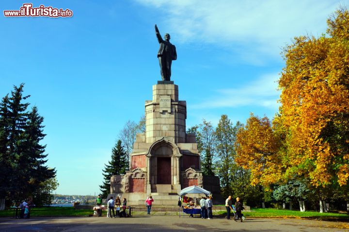 Immagine Fra i monumenti più significativi che si possono ammirare durante il tour a Kostroma non può mancare quello all'amato Lenin, rivoluzionario e politico russo (poi sovietico) e artefice della Rivoluzione d'Ottobre del 1917 - © elen_studio / Shutterstock.com