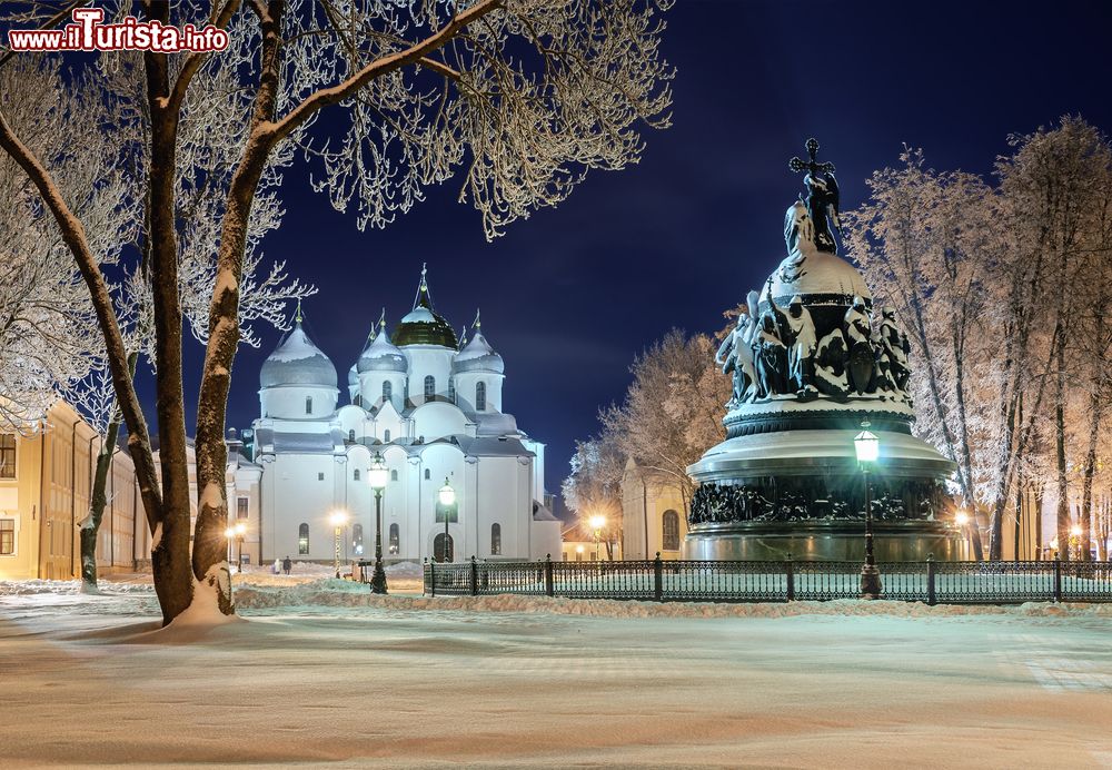 Immagine Il monumento Millennio della Russia con la cattedrale di Santa Sofia sullo sfondo, Velikij Novgorod (Russia).