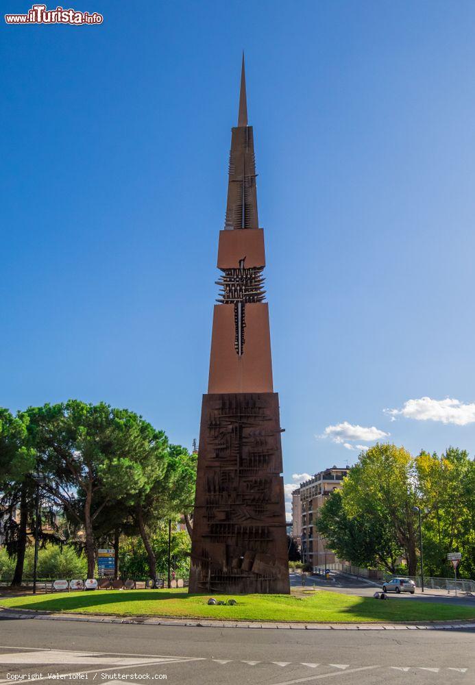 Immagine Monumento nel centro di Terni, Umbria. Obelisco nella piazza della cittadina umbra - © ValerioMei / Shutterstock.com