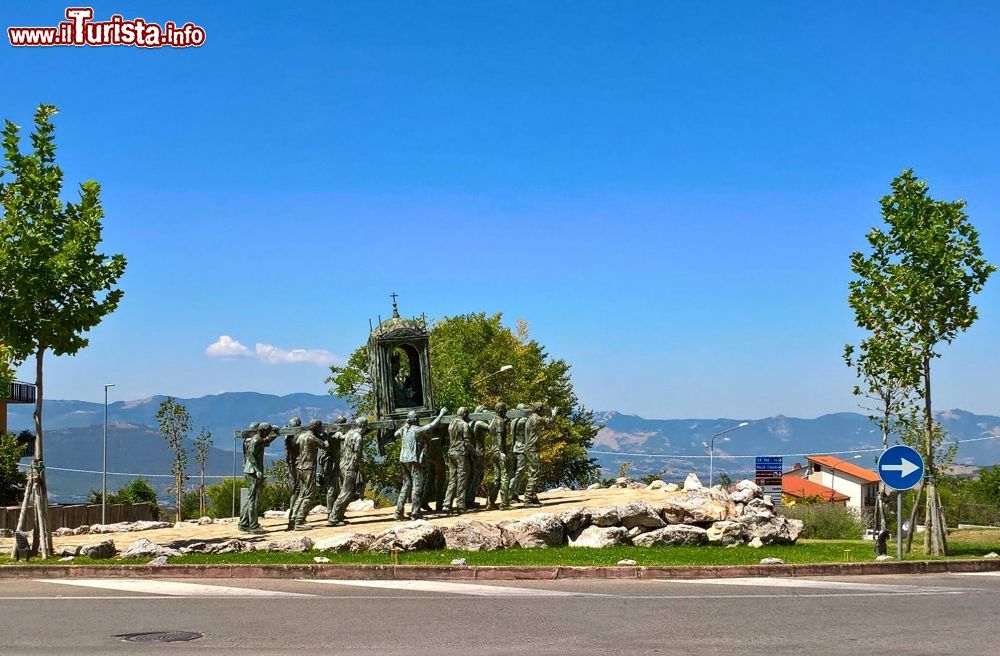 Immagine Monumento nel centro di Viggiano in Basilicata