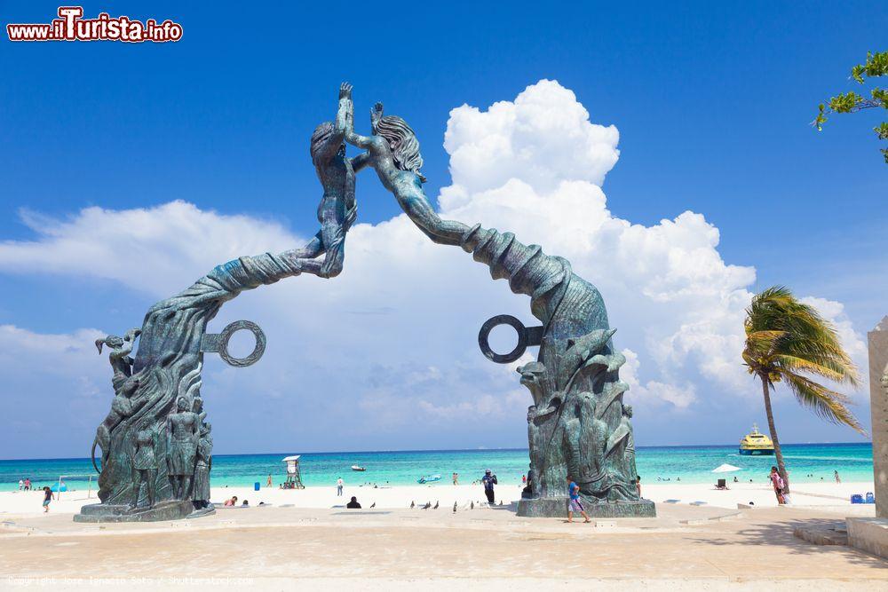 Immagine Monumento Portal Maya a Playa del Carmen, Messico: quest'opera d'arte ripercorre le origini, la cultura e la storia della città situata nella penisola dello Yucatan - © Jose Ignacio Soto / Shutterstock.com