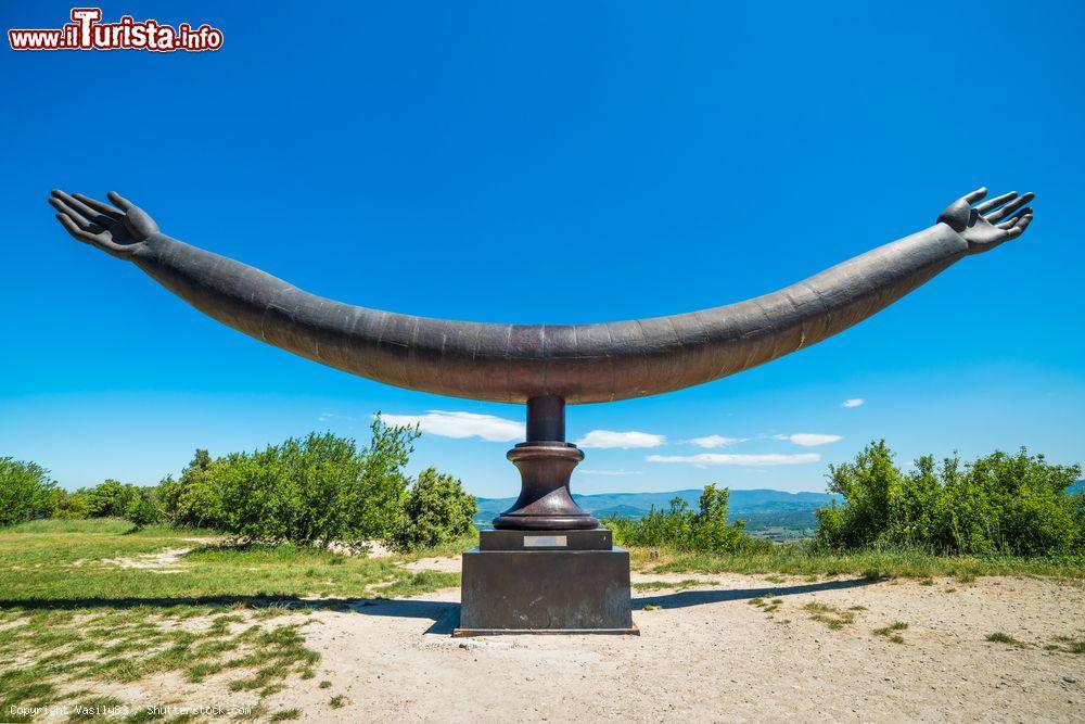 Immagine Monumento presente nel Castello del Marchese de Sade a Lacoste, in Francia - © Vasily83 / Shutterstock.com