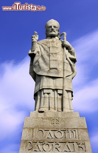 Immagine Monumento a San Patrizio a Downpatrick, Irlanda del Nord. Una statua raffigurante il santo nato nel nord ovest della Gran Bretagna e che dopo un pellegrinaggio a Roma si stabilì nell'Irlanda del Nord - © stenic56 / Shutterstock.com