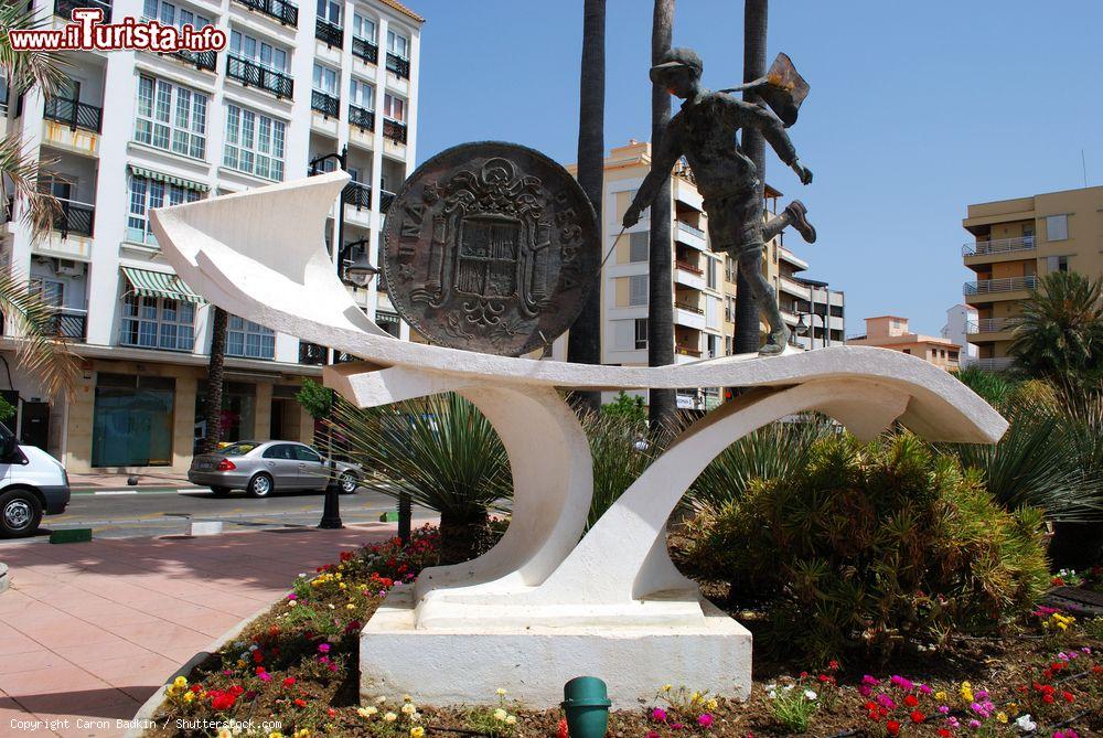 Immagine Monumento scultura alla Peseta nel centro di Estepona, provincia di Malaga, Spagna. Questa moneta è stata la valuta della Spagna e di Andorra precedentemente all'Euro, sino cioè al 1999 - © Caron Badkin / Shutterstock.com