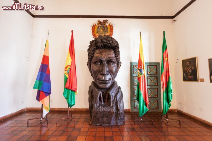 Immagine Il monumento al "Libertador" Simon Bolivar all'interno del museo situato presso la Casa de la Libertad nel centro di Sucre (Bolivia) - foto © saiko3p / Shutterstock