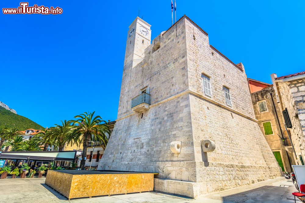 Immagine Monumento storico in piazza Komiza, isola di Vis, Croazia. Quest'isola dell'Adriatico situata al largo di Spalato è stata location per alcune scene del film Mamma Mia 2! Ci risiamo, nuova pellicola scritta e diretta da Ol Parker che ripropone le musiche del gruppo svedese ABBA.