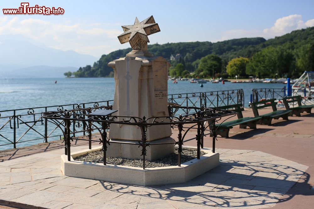 Immagine Monumento sul lungo lago a Annecy, Francia.