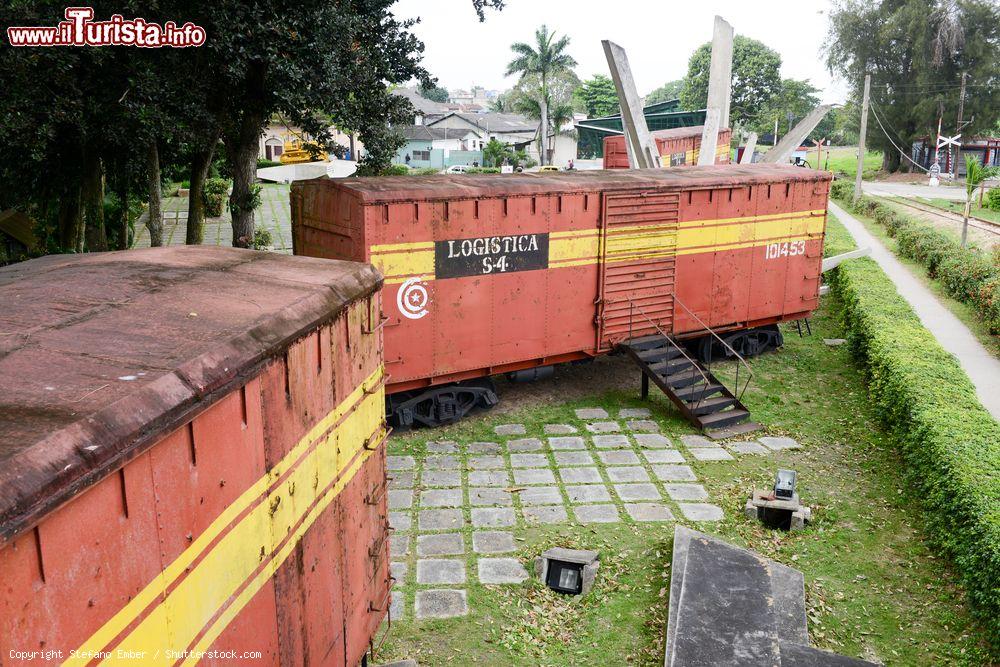 Immagine Il Monumento alla presa del treno blindato (Monumento a la toma del tren blindado) ricorda l'assalto dei guerriglieri comandati da Che Guevara durante la Rivoluzione del 1958 nella città di Santa Clara (Cuba) - foto © Stefano Ember / Shutterstock.com