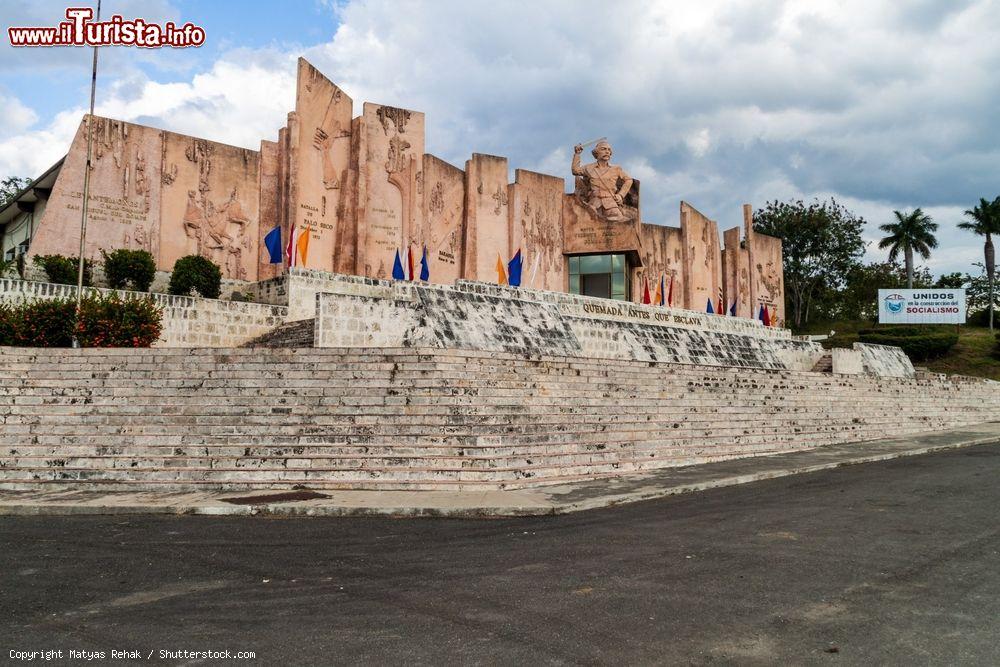 Immagine Il Monumento a Vicente García in Plaza de la Revolución a Las Tunas (Cuba), con l'inconfondibile stile socialista - © Matyas Rehak / Shutterstock.com