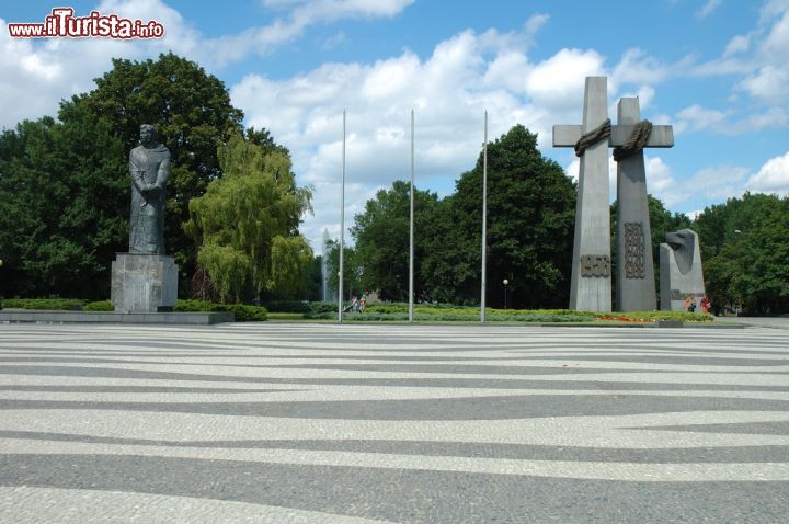 Immagine Monumenti a Adam Mickiewicz e alle Vittime del Giugno 1956 a Poznan, Polonia - La statua dedicata al poeta polacco e l'opera scultorea in onore degli operai della città che perirono durante la rivolta del Giugno 1956 © JanHetman / Shutterstock.com