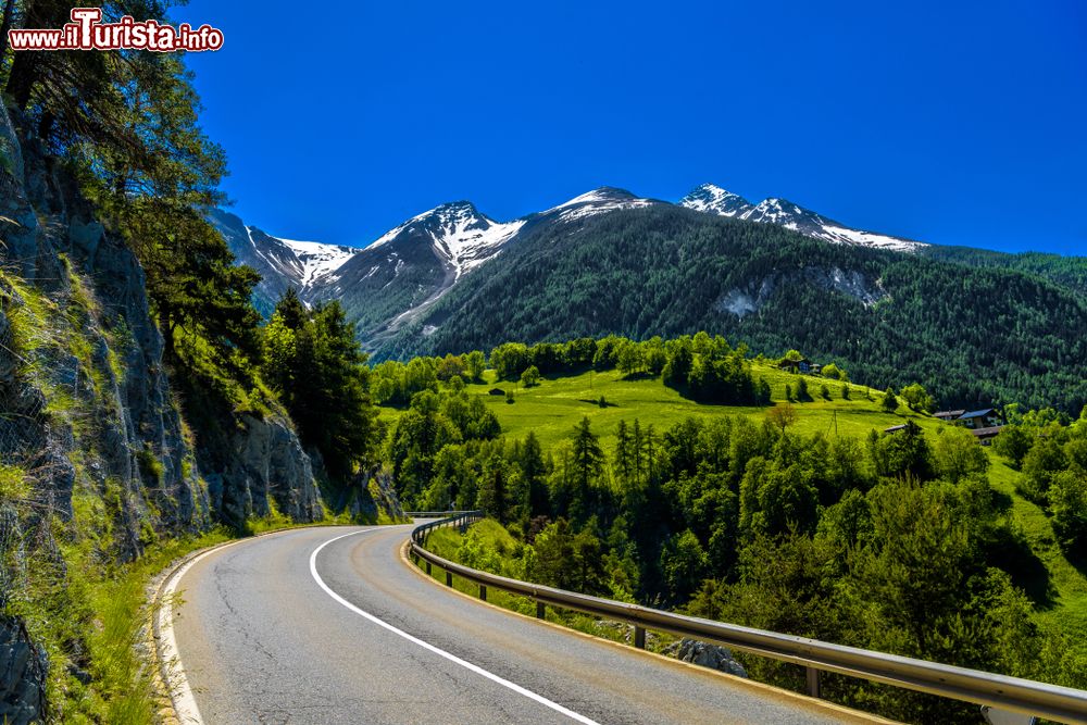 Immagine Morel-Filet, Francia: stra di montagna nel Cantone Vallese