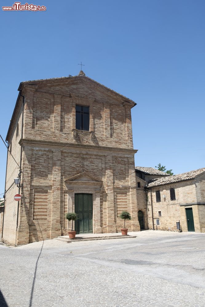 Immagine Moresco, provincia di Fermo, Marche: un'antica chiesa nel centro storico della cittadina. Già in epoca romana su questo territorio sorgevano importanti insediamenti.