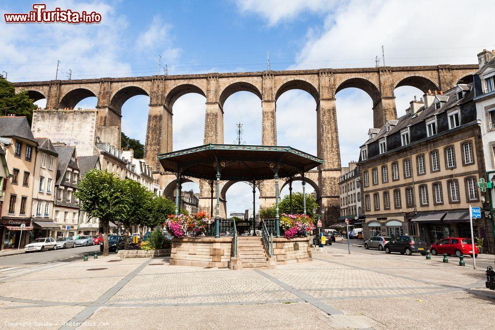 Immagine Morlaix, Francia: veduta del viadotto ferroviario, opera di ingegneria che si affaccia maestosa sulla città vecchia e sul porto - © Oscity / Shutterstock.com