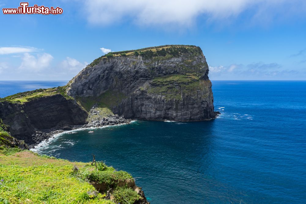 Immagine Morro do Castelo Branco, una scenografica roccia antica a picco sul mare nell'isola di Faial, Azzorre. Questa riserva naturale, formata da diversi strati geologici, per il suo aspetto verticale ricorda un castello.