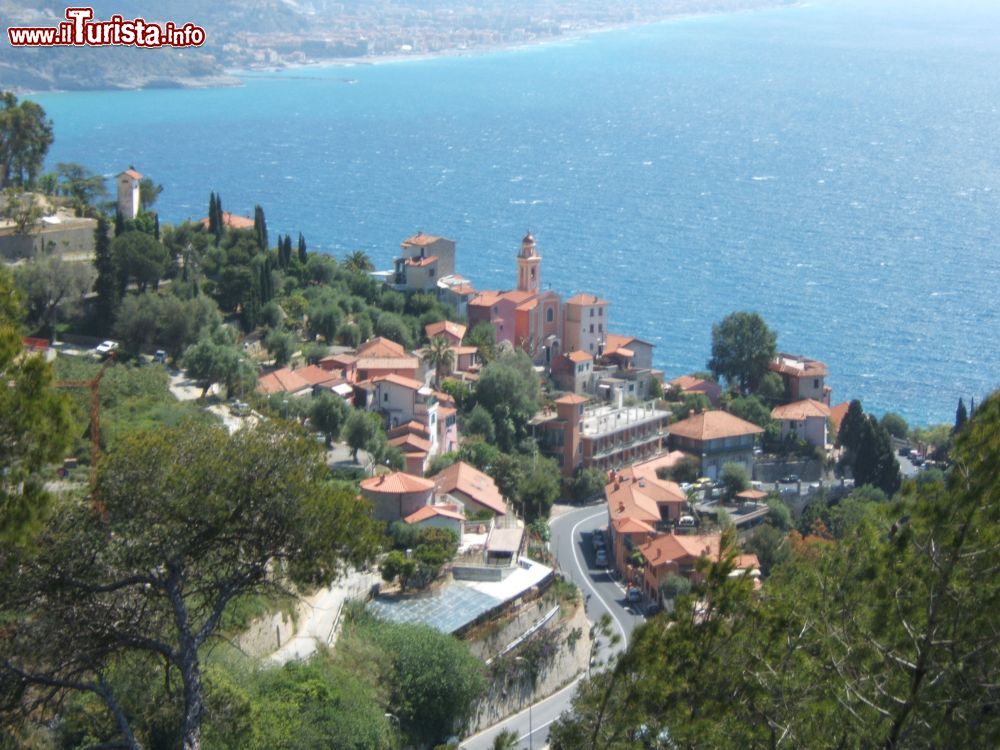 Immagine Mortola Inferiore il piccolo borgo al confine tra Italia e Francia - © Rundvald , Wikipedia