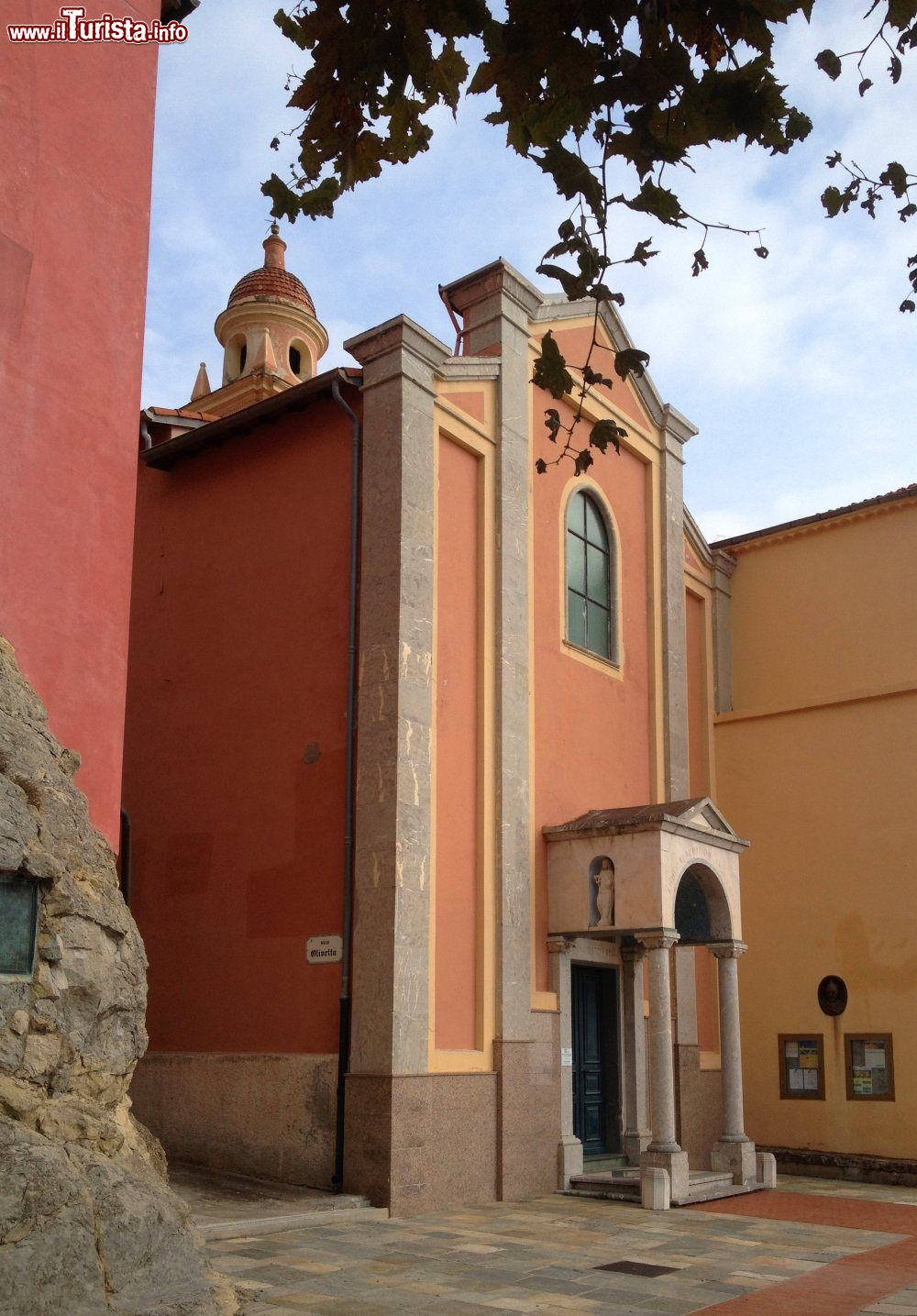 Immagine Mortola, Piazza San Mauro e la Chiesa di San Mauro - © Rabanus Flavus, CC0, Wikipedia
