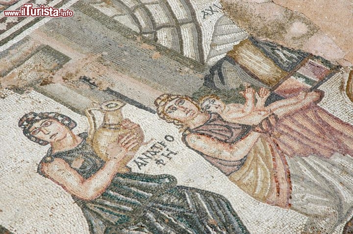 Immagine Nelle ville patrizie di Paphos, nella parte occidentale di Cipro, si sono conservati i pavimenti a mosaico, che fanno parte del cosiddetto Itinerario Culturale di Afrodite. Quelli della Casa di Dioniso (vedi foto) ritraggono il dio del vino.