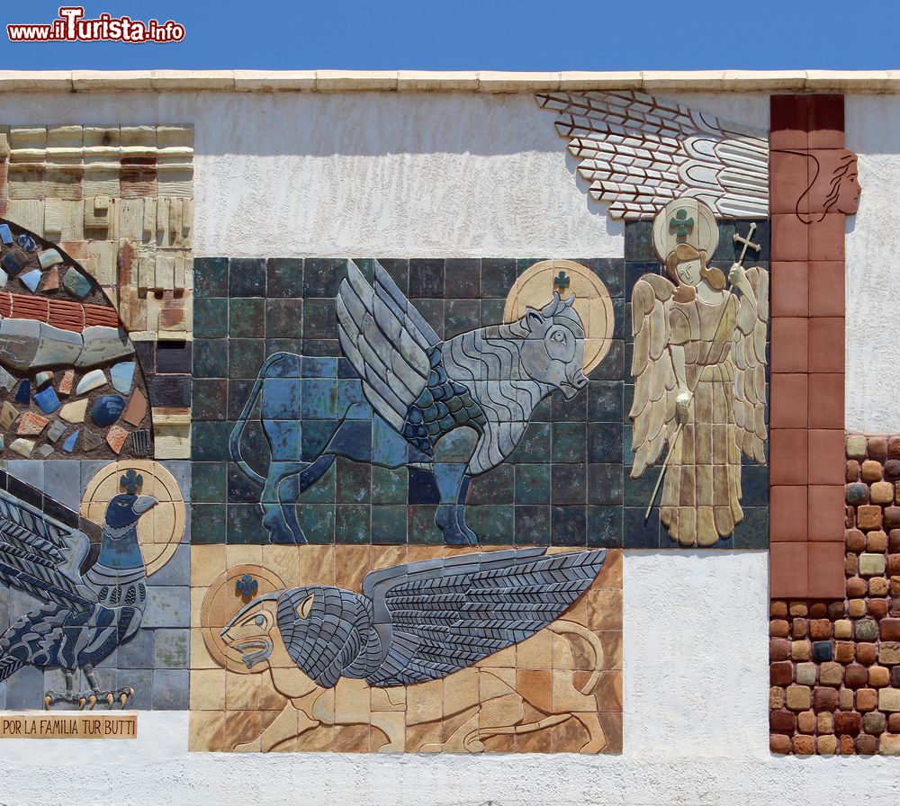 Immagine Mosaici sulla facciata della chiesa di Nostra Signora delle Nevi a Calpe, Spagna.