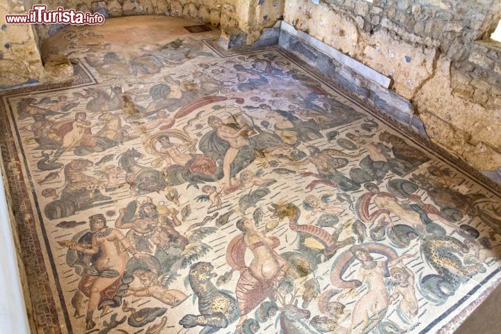 Immagine Mosaici di Villa Romana del Casale a Piazza Armerina, Sicilia. La scoperta di questa antica villa e dei suoi mosaici si deve a Gino Vinicio Gentili nel 1950 in seguito a segnalazioni degli abitanti del luogo - © lapas77 / Shutterstock.com