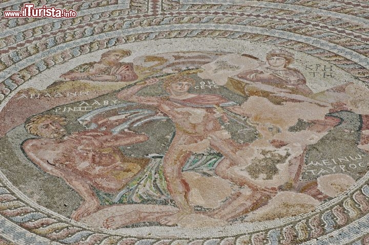 Immagine Tra le ville patrizie di Paphos (Cipro) c'è la Casa di Teseo. Il pavimento a mosaico rappresenta l'eroe greco durante lo scontro col minotauro.