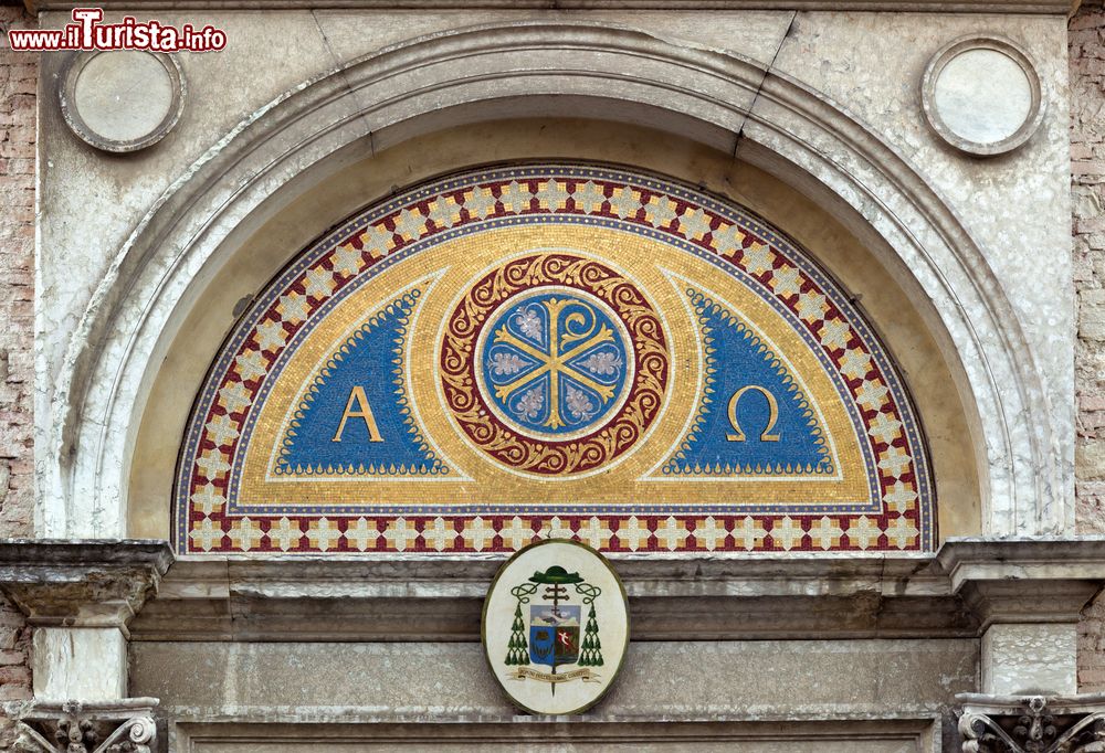 Immagine Il mosaico sopra l'ingresso della cattedrale di Santa Maria Assunta ad Asolo (Treviso, Veneto).