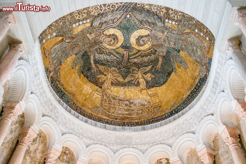 Immagine Mosaico del nono secolo in stile carolingio a Germigny-des-Pres, nei Loiret, in Francia
