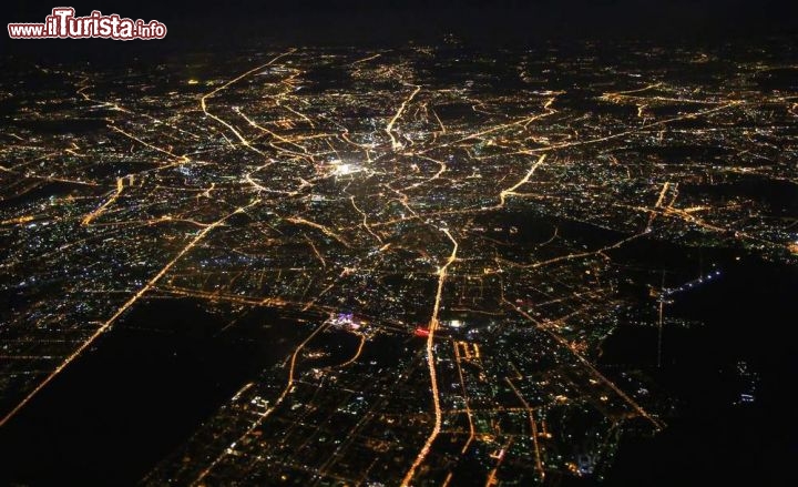 Immagine Mosca vista dall'aereo di notte, Russia - Una suggestiva immagine scattata dall'alto della città moscovita © Art Konovalov / Shutterstock.com