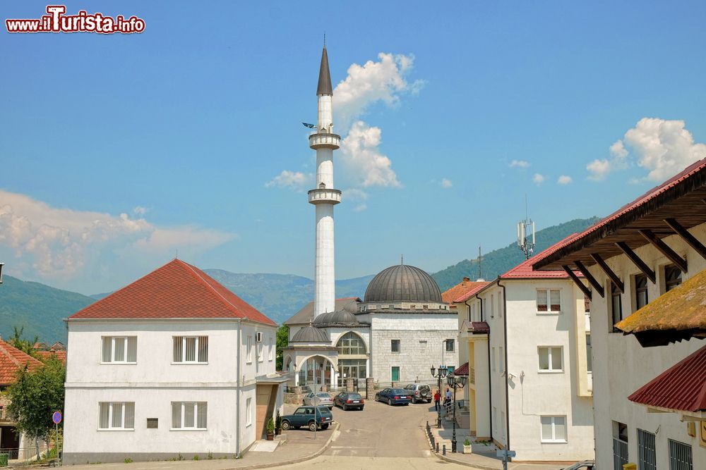 Immagine Moschea del Sultano nella città di Plav, Montenegro. Fra le case di questa località del nord est del Montenegro si innalza il minareto della moschea. La popolazione è a prevalenza musulmana.