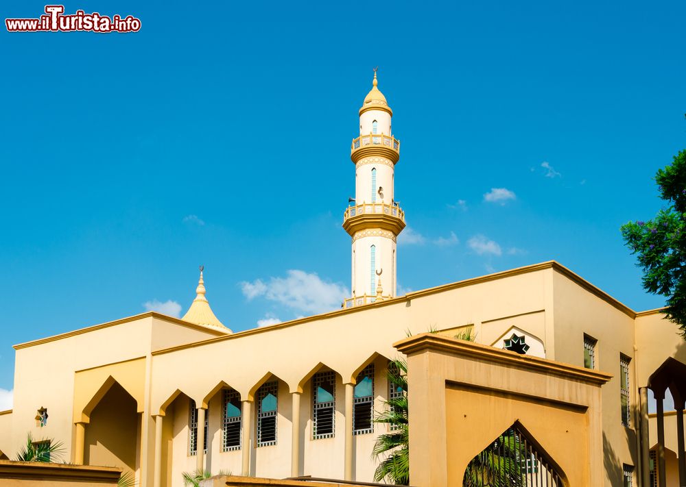 Immagine Moschea e minareto color giallo pastello nella città di Lilongwe, Malawi, in una giornata di sole.