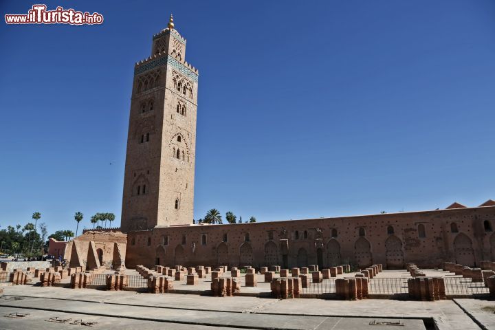 Immagine Minareto della moschea Koutoubia di Marrakech, Marocco - Il magnifico minareto alto 77 metri è uno dei simboli della città imperiale. Costruito assieme alla moschea nel XII° secolo può essere osservato solo dall'esterno in quanto l'ingresso è vietato ai non musulmani