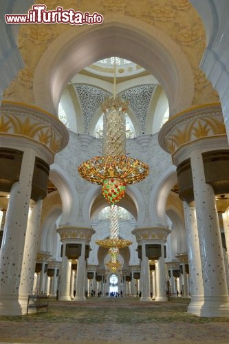 Immagine Moschea Sheikh Zayed Abu Dhabi: l'interno di questa meravigliosa moschea riesce a sorprendere per la sua ricca e al contempo sobria eleganza. Il tappeto che copre il pavimento è un unico enorme pezzo, realizzato a mano da oltre mille donne in Iran.