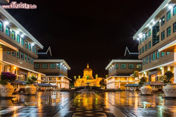 Immagine Moschea Omar Ali Saifuddien, Brunei - E' considerata una delle più belle dell'Asia Pacifica oltre che una delle attrazioni turistiche più importanti del paese. Siamo a Bandar Seri Begawan, capitale del Brunei, dove si trova la moschea dedicata al 28° sultano Omar Ali Saifuddien III°. E' uno splendido esempio di architettura islamica in cui si riflettono dettagli moghul e influenze italiane dovute, quest'ultime, al realizzatore del progetto, Rodolfo Nolli. In questa suggestiva immagine notturna si possono ammirare cupola d'oro, minareti di marmo, cortili e giardini © Peera_stockfoto / Shutterstock.com