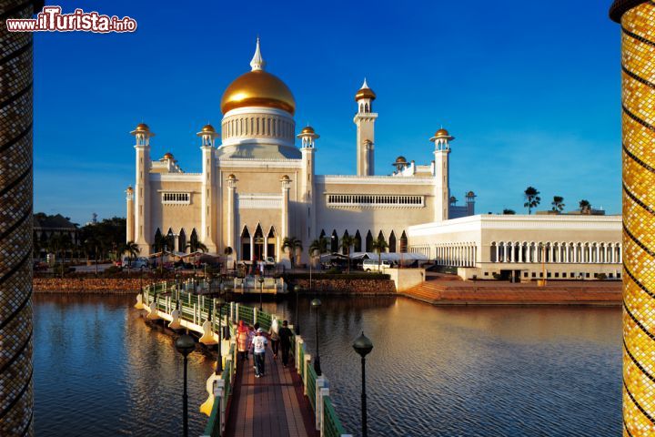 Immagine Panorama sulla moschea Omar Ali Saifuddien, Brunei - Le aspettative non deludono nè all'esterno nè all'interno: fra le più imponenti d'Oriente, la moschea di Bandar Seri Begawan ha un'enorme cupola dorata. Costruita nel 1958 su una laguna artificiale lungo il fiume Brunei, ha al suo interno marmi, tappeti, vetrate, candelabri e addirittura un ascensore. Per raggiungerla bisogna attraversare una passerella in legno © Sophie James / Shutterstock.com