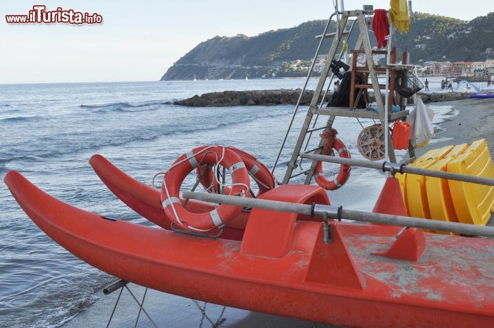 Immagine Un classico moscone in spiaggia a Loano, rinomata stazione balneare della riviera ligure - © s74 / Shutterstock.com