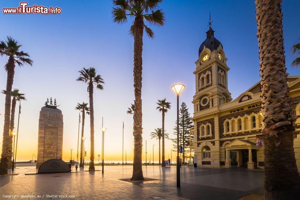 Immagine Moseley Square al tramonto con il Pioneer Memorial nel sobborgo di Glenelg, Adelaide (Australia) - © amophoto_au / Shutterstock.com