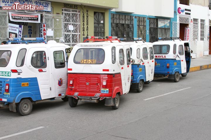Immagine Moto-taxi in una strada di Cajamarca, Perù. I simpatici e colorati mezzi di trasporto pubblico utilizzati nel centro di Cajamarca - © Janmarie37 / Shutterstock.com