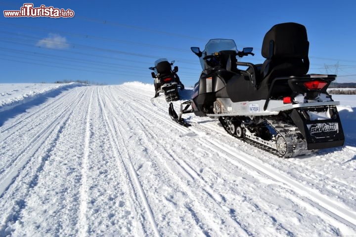 Immagine Motoslitta, Charlevoix: a Baie-Saint-Paul abbiamo noleggiato uno ski-doo ed abbiamo percorso i sentieri che si snodano tra i bosch e le colline della regione dello Charlevoix. Chi ha tempo e soldi a disposizione, può anche noleggiare una motoslitta per diversi giorni (o settimane) e percorrere i grandi sentieri ad anello del Québec.