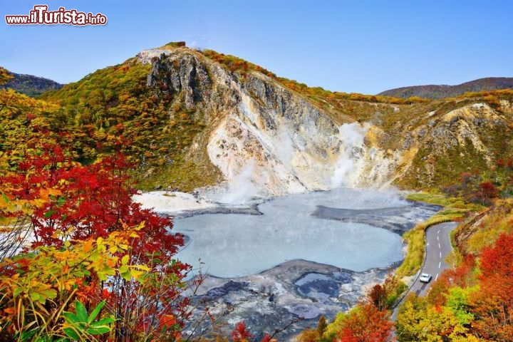 Immagine Il Mt Hiyori sovrasta il lago Oyunuma nella Hell Valley a Noboribetsu Hokkaido Giappone - © Sean Pavone / Shutterstock.com