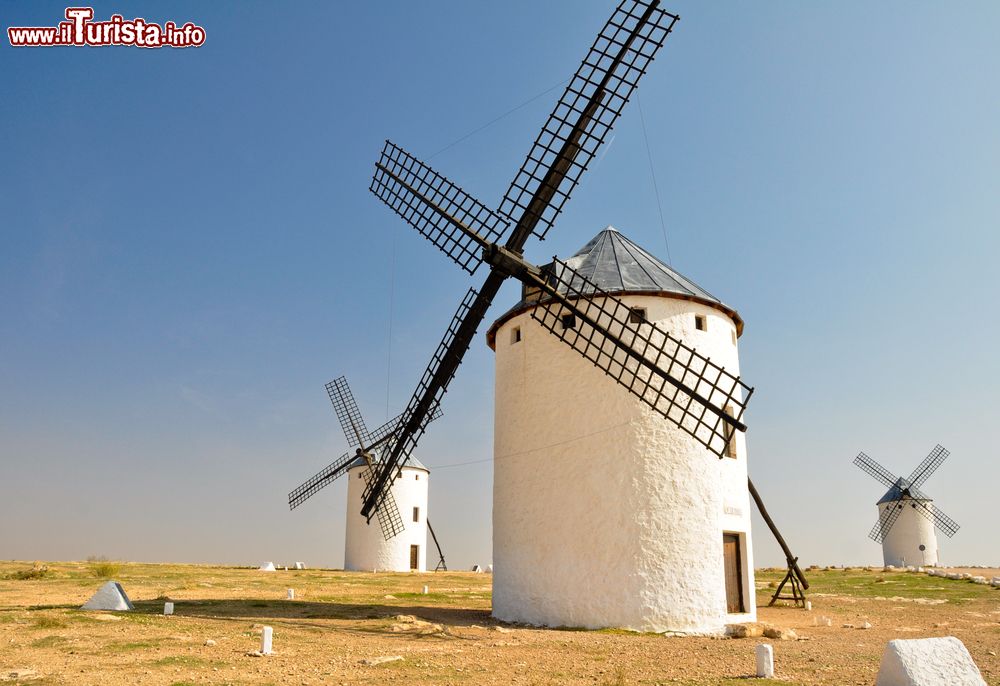 Immagine Mulini a vento nel Campo de Criptana in Spagna, una scena che ci rimanda al Don Chisciotte di Cervantes