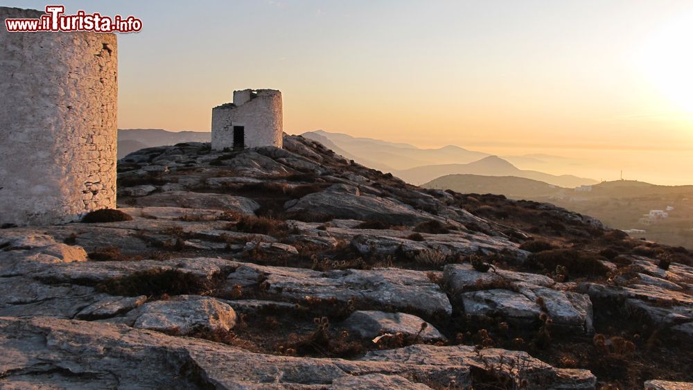 Immagine Mulini a vento nel villaggio di Chora a Amorgos, Grecia. La luce del tramonto impreziosisce questo sperone roccioso su cui sorgono alcuni dei tradizionali mulini a vento presenti nel territorio greco.
