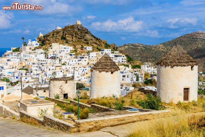 Immagine I mulini a vento nella città di Chora sull'isola di Ios, Grecia  - © RAndrei / Shutterstock.com