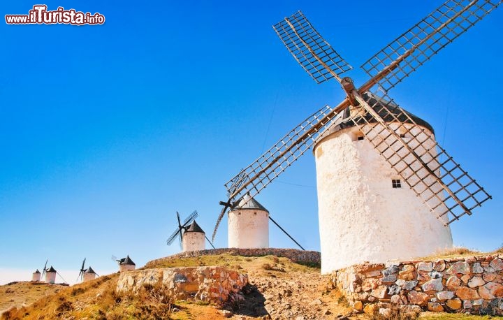 Immagine L'itinerario dei Mulini a Vento caratterizza la campagna intorno a Toledo, nella regione spagnola de La Mancia, dove Cervantes ambientò le avventure del suo Don Chisciotte - © jakobradlgruber / Shutterstock.com