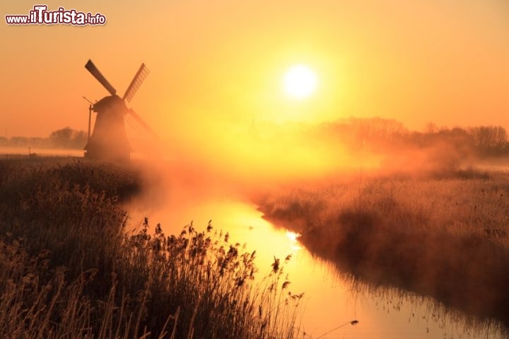 Immagine Mulino a vento tra la nebbia a Groningen, Paesi Bassi - © SanderStock /  iStockphoto LP