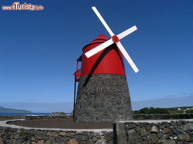 Immagine Regione autonoma del Portogallo sin dal 1976, le isole Azzorre, di cui fa parte Pico, furono conquistate dai navigatori portoghesi nel 1427. Oggi, dopo l'avvio di settori lavorativi classici come l'agricoltura, la pesca e l'industria, queste isole godono anche di un buon successo legato al turismo. Fra le tante attrazioni visitate da chi ogni anno approda in questo lembo di terra, a sole due ore di aereo da Lisbona, ci sono anche i caratteristici mulini a vento - © Ana Margarida / Shutterstock.com